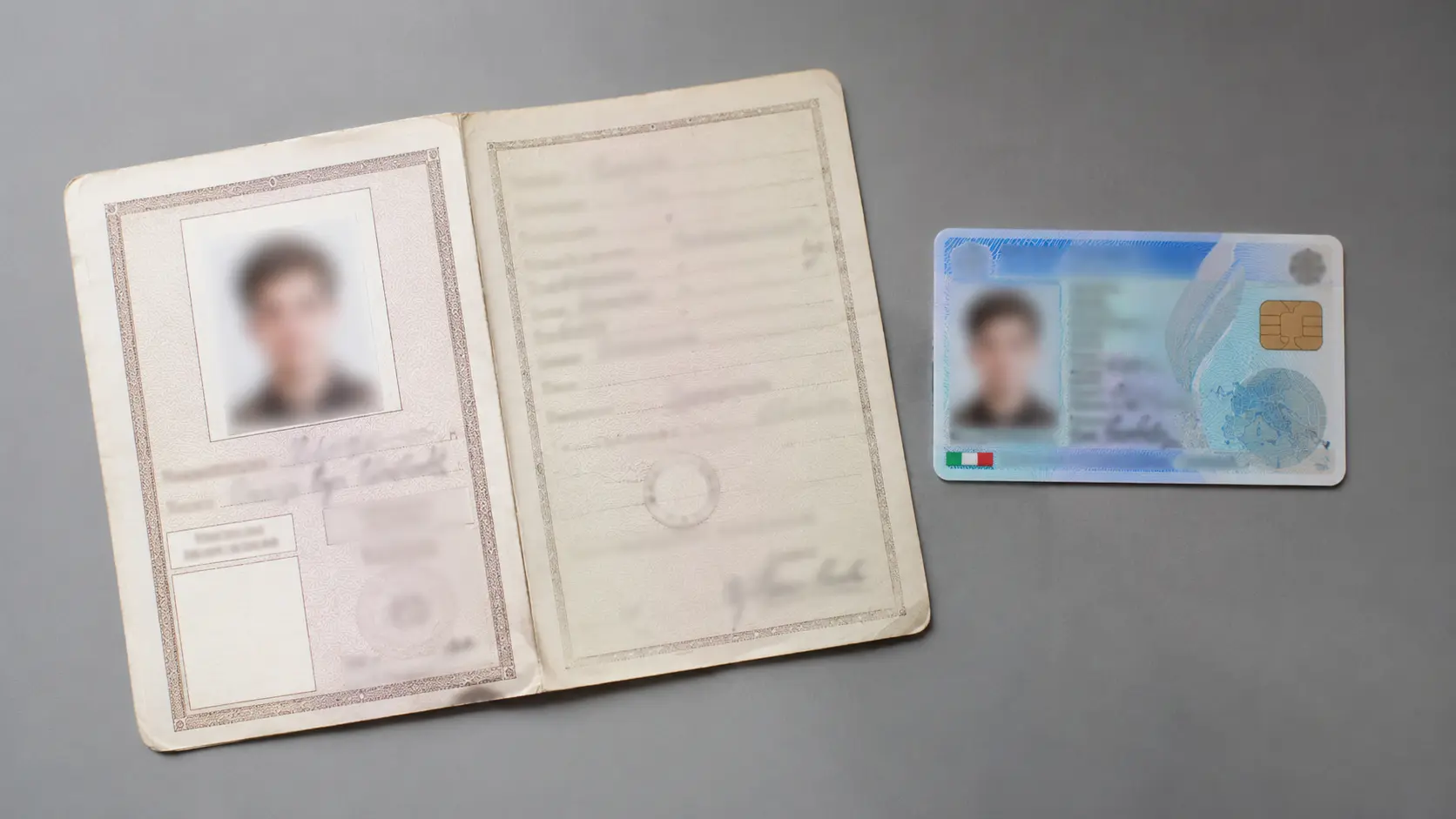 Carta d'identità cartacea italiana accanto alla nuova Carta d'Identità Elettronica