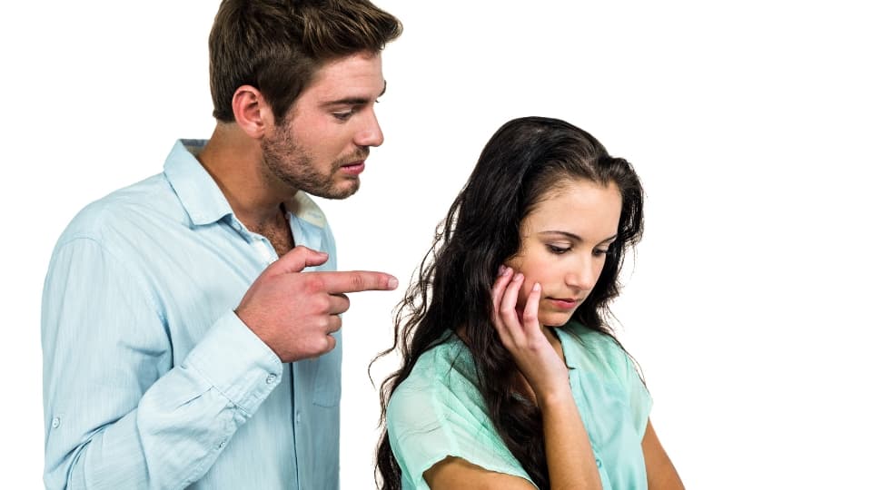 Sagoma di due persone con fili che le collegano, simbolo di manipolazione psicologica