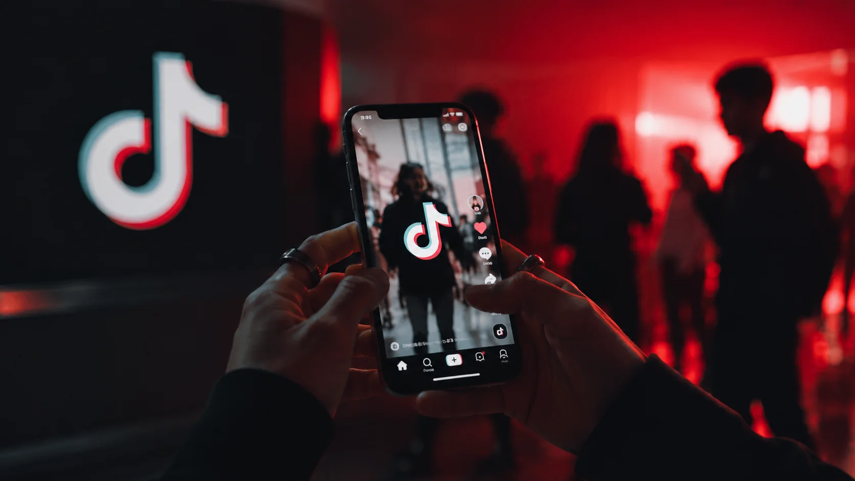 Smartphone con la pagina Per Te di TikTok aperta e icone di ranking algoritmico